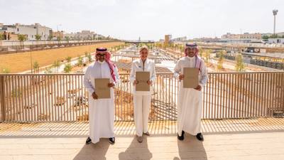  وقعت “شركة المسار الرياضي للتطوير” اليوم عقود ترسية صندوق استثماري عقاري مع شركة الجزيرة كابيتال وشركة ركاز العقارية ، بقيمة إجمال